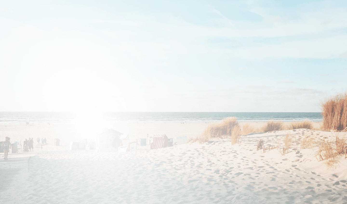 Blick auf einen Strandaufgang (blasses Bild)